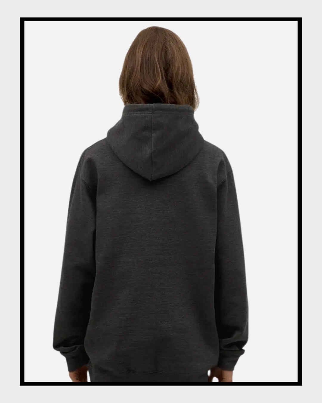 Rückseite von: Ein anthrazitfarbener Unisex-Hoodie mit Kängurutasche und Kapuze. Auf der Vorderseite ist ein Kunstwerk gedruckt: Es zeigt ein abstrakt gestaltetes Gesicht, das halb modern, halb klassisch wirkt.