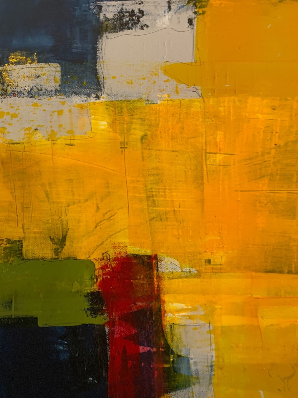 Abstraktes Acrylgemälde „Abstract World 4“ in Gelb-, Blau-, Grün- und Rottönen, strukturiert geschichtet und im silbernen Schattenfugenrahmen.