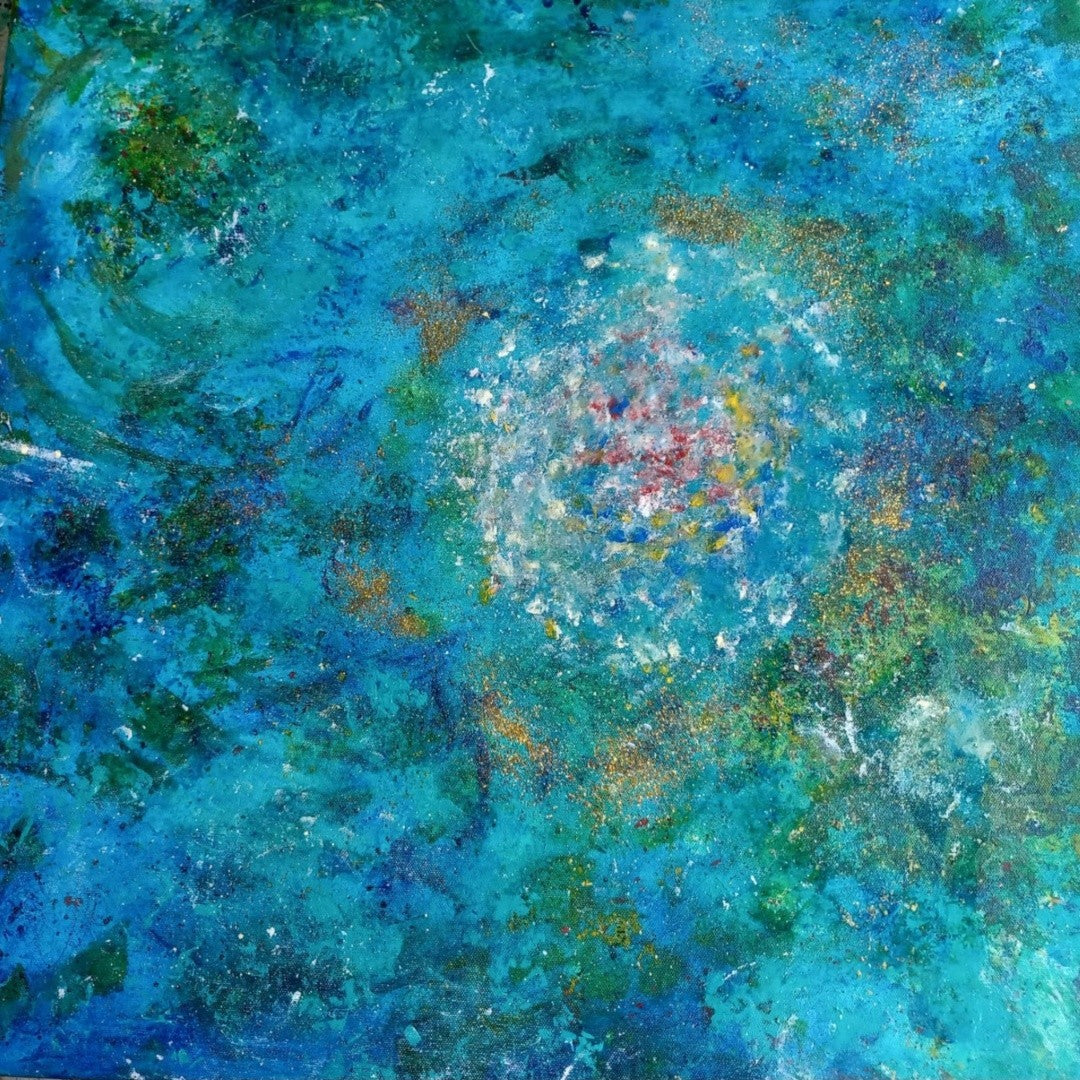 Harmonisches abstraktes Gemälde in Blau‑Grün mit weißem Ornament und goldenen Akzenten.