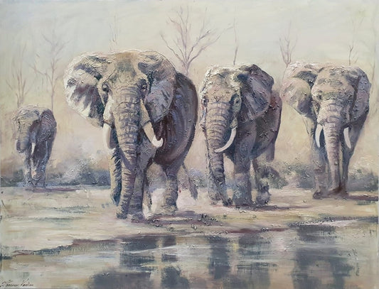 Ein beeindruckendes Ölgemälde von Vadim Lazarev (Elefanten), das eine Gruppe von Elefanten in warmen Braun-, Ocker- und Grautönen zeigt. Die expressive Maltechnik mit starken Pinselstrichen und pastosem Farbauftrag verleiht der Szene eine lebendige, fast greifbare Tiefe. Der Hintergrund bleibt abstrakt und atmosphärisch, wodurch der Fokus auf die monumentale Erscheinung der Tiere gelenkt wird. Eine eindrucksvolle Darstellung von Kraft und Ruhe.