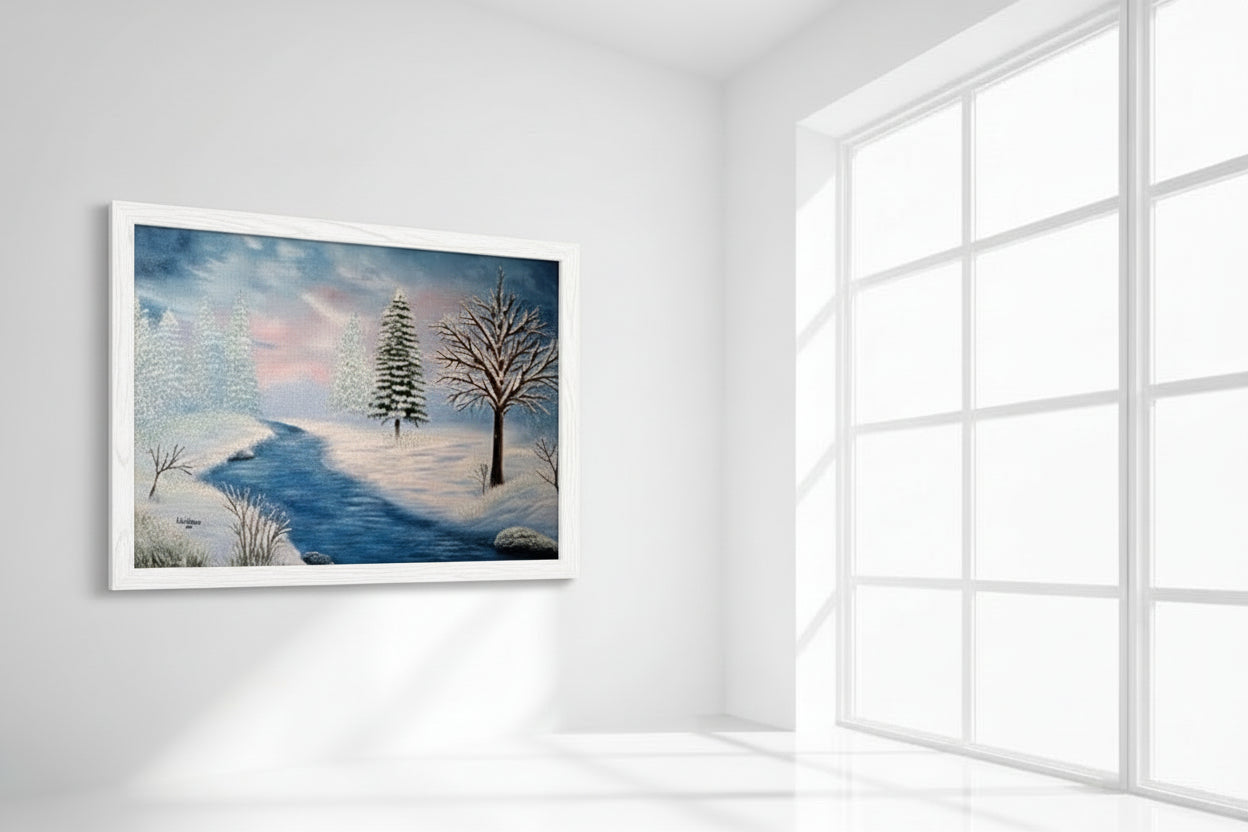 Gemälde "Winter am Fluss" von Lisa Tahar. Öl auf Leinwand, 50x70 cm. Zeigt eine verschneite Winterlandschaft mit einem blauen Fluss, schneebedeckten Tannen und einem kahlen Baum.