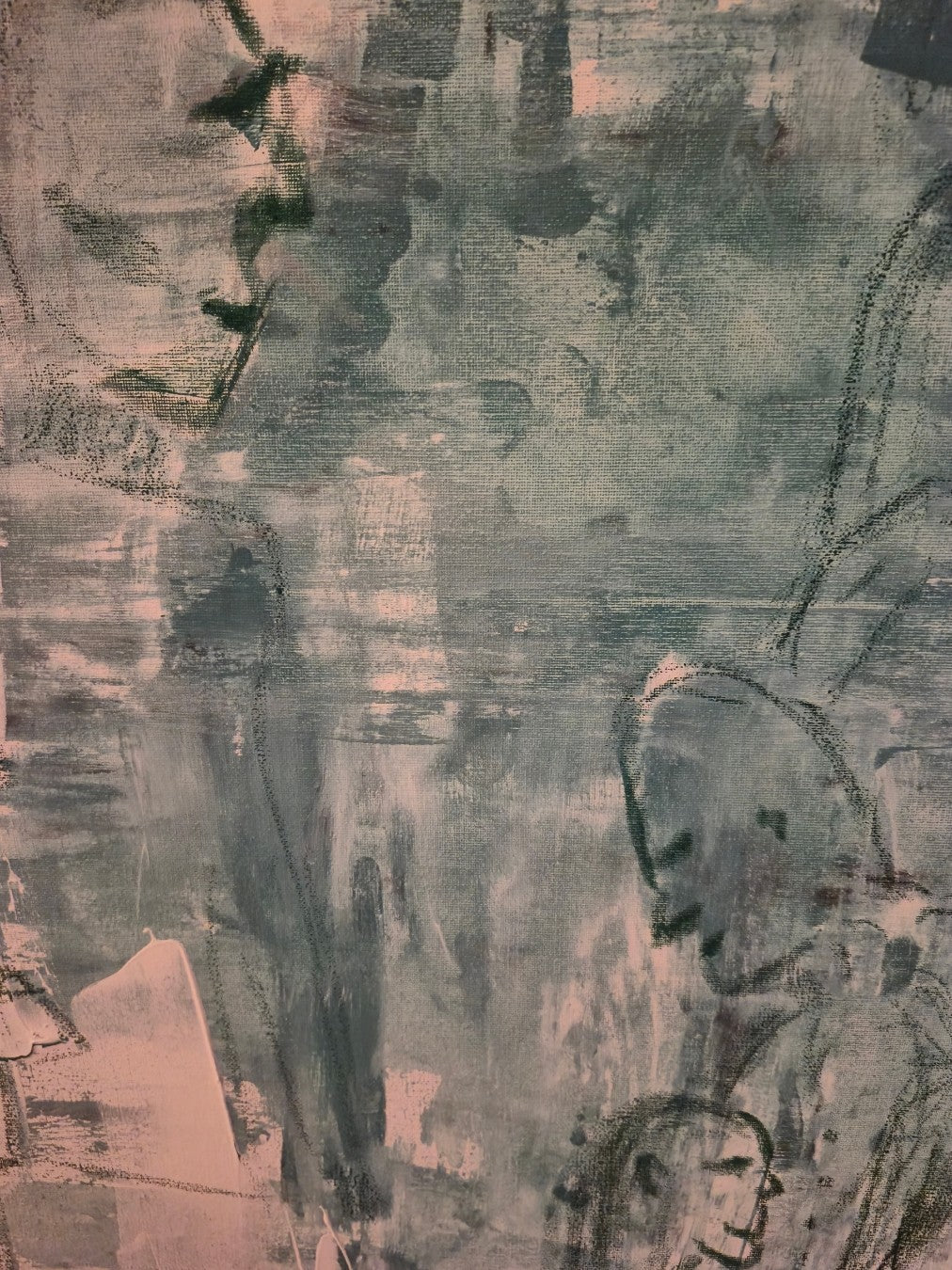 Ansicht des Gemäldes „The Persistence of Presence“ von Yasmin Thiele-Erciyas. Zu sehen sind übereinanderliegende Schichten von Acrylfarbe in kühlem Blau-Grau und Türkis, durch die skizzenhafte, fragile Gesichter und Figuren in dunkler Ölkreide hindurchscheinen. Die Leinwandstruktur bleibt unter dem lasierenden Farbauftrag sichtbar.