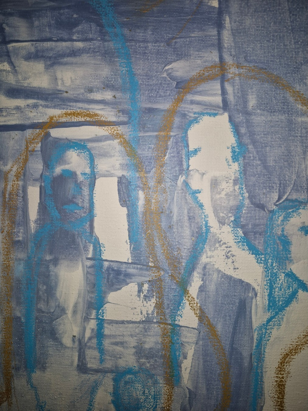 Abstrakt-figurative Malerei „Where Shadows Rest“ von Yasmin Thiele-Erciyas. Vertikale Pinselstriche in hellen Blau- und Grautönen bilden den Hintergrund für mehrere mit Ölkreide skizzierte Silhouetten. Zwei große, hellblaue Konturen dominieren die linke Seite, während rechts kleinere Figuren in warmen Ocker-Konturen eingebettet sind.