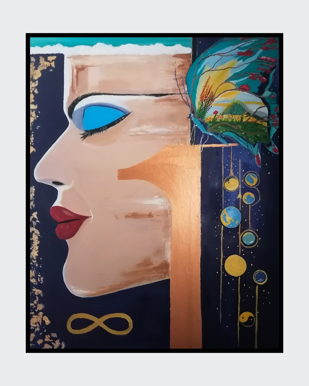 Das Gemälde zeigt das Profil eines weiblichen Gesichts mit roten Lippen und einem leuchtend blauen Auge. Aus dem Kopf wächst ein farbenprächtiger Schmetterling, dessen Flügel eine Landschaft mit Sonne und Bergen zeigen – als Symbol für die Entfaltung der Gedanken.

Rechts schweben Planeten und Sterne an goldenen Linien, während unten ein goldenes Unendlichkeitszeichen die Grenzenlosigkeit darstellt. Die Farben, besonders Blau und Gold, symbolisieren Freiheit, Weite und kosmische Verbundenheit.