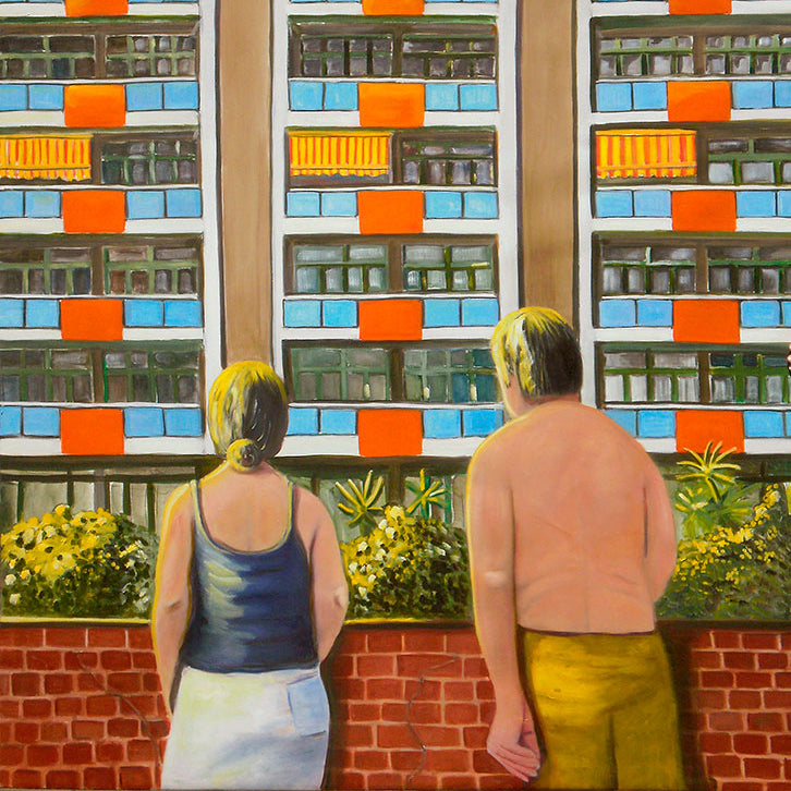 Claudia Birkheuer, 'Am Anfang waren Himmel und Erde' (ARTSPACER): Ein Gemälde, das zwei Personen von hinten vor einer stilisierten, mehrstöckigen Gebäudefront zeigt. Links eine Person mit blonden, hochgesteckten Haaren in einem dunklen Top und einem hellen Rock. Rechts eine Person mit kurzen, blonden Haaren und nacktem Oberkörper in gelben Hosen. Sie stehen vor einer roten Backsteinmauer, hinter der üppiges, grünes und gelbes Buschwerk wächst. 