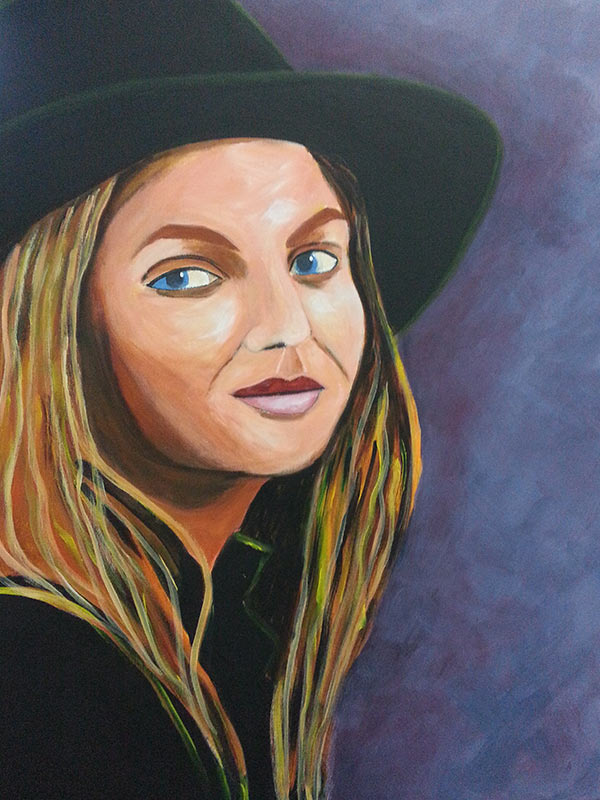 Claudia Birkheuer, 'Anna' (ARTSPACER): Ein Porträt einer jungen Frau mit langen, gewellten, blonden Haaren, die über ihre linke Schulter fallen. Sie hat helle Haut, blaue Augen und volle, rosafarbene Lippen. Sie trägt einen breiten, schwarzen Hut, der einen Teil ihres Gesichts beschattet. Ihr Blick ist direkt und leicht nach links gerichtet. Der Hintergrund ist in verschiedenen Violett- und Blautönen gehalten.