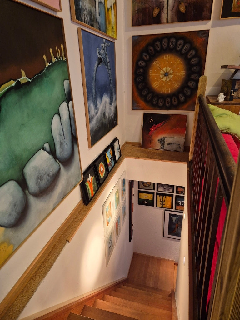 Galerie-Flur im Atelier von Peter Jaschinski: Zahlreiche gerahmte Werke und abstrakte Kompositionen säumen den Treppenaufgang des Künstlers in Wuppertal.