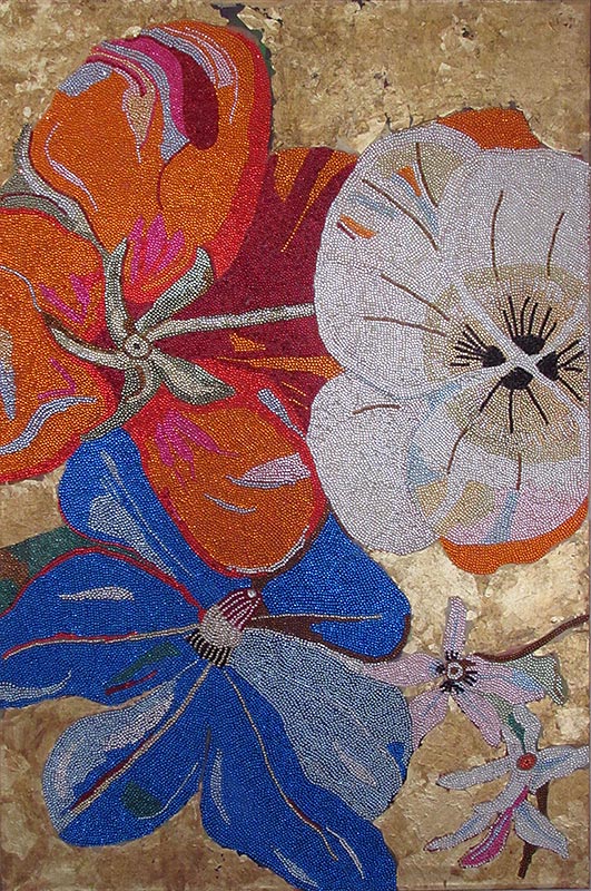 Blühende, stilisierte Blumen in leuchtenden Farben (Pink, Gelb, Blau) auf einem strukturierten, möglicherweise sandfarbenen Hintergrund. Kunstwerk 