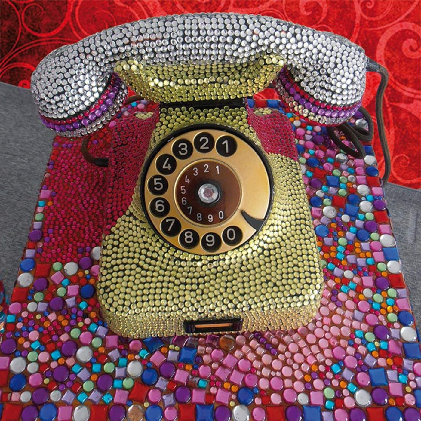 Claudia Birkheuer: Gute alte Zeit
Altes Bakelit-Telefon mit Wählscheibe, beklebt mit Glas- und Acrylsteinen