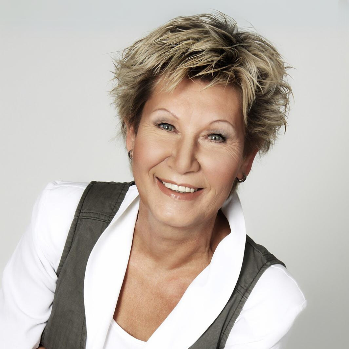 Portraitfoto von Künstlerin Gabriele Springer, Geschäftsführerin von FemArtSPACE. Art-Shop für Kunst, Fotokunst, Fashionart und Kreatives.