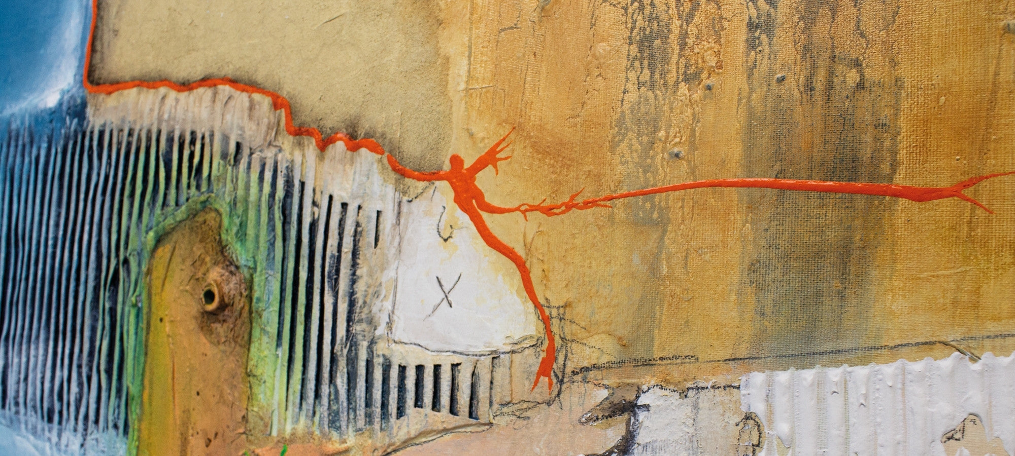 Abstraktes Gemälde von Peter Jaschinski aus Wuppertal: Detailansicht mit markanter orangefarbener Linie auf strukturiertem, gelb-beigem Hintergrund – ARTSPACER Galerie.
