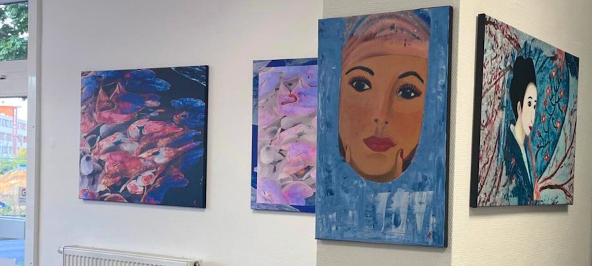 Kunstwerke von Claudia Altemeier an einer Wand hängend