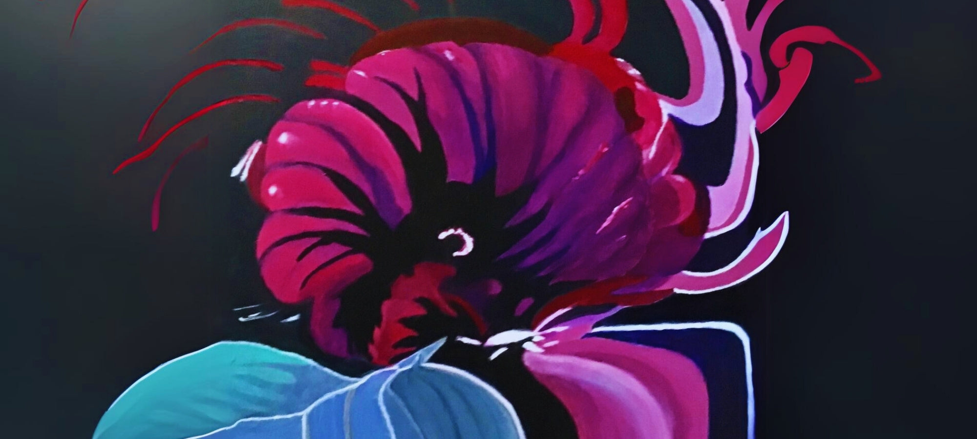 Das abstrakte Gemälde zeigt eine große, farbenfrohe Blüte inmitten eines dunklen Raums. Die Blütenblätter sind in kräftigen Rottönen gehalten und von feinen Linien durchzogen. Umgeben ist sie von zarten, blauen Blättern. Das Bild wirkt lebendig und voller Bewegung.