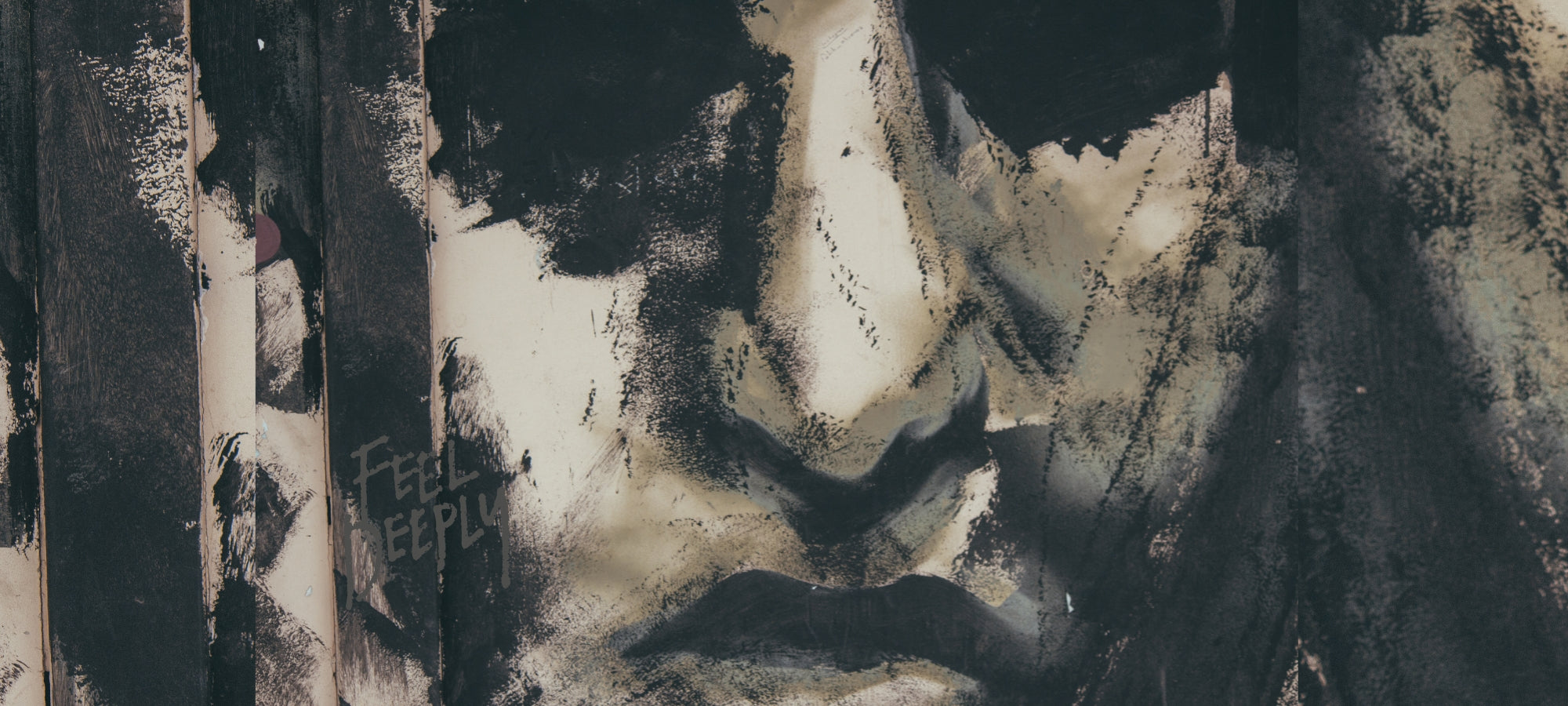 Ausdrucksstarkes abstraktes Gemälde in Schwarz-, Grau- und Beigetönen, das schemenhaft ein Gesicht erkennen lässt. Starke Kontraste und grobe Pinselstriche erzeugen eine intensive, emotionale Atmosphäre. Schriftzug ‚Feel Deeply‘ integriert.