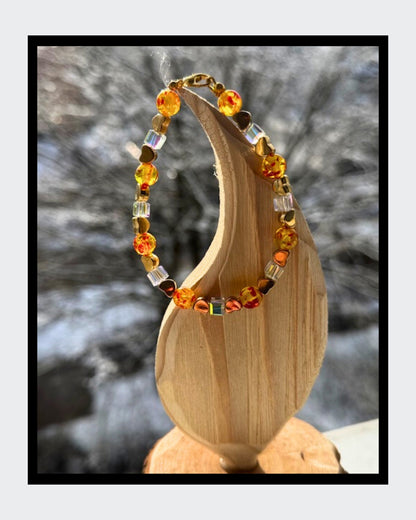 Edles Armband aus goldfarbenem Draht mit Karabinerverschluss. Marmorierter Bernstein, Swarovski Kristalle in Würfelform und vergoldete Herzen. 