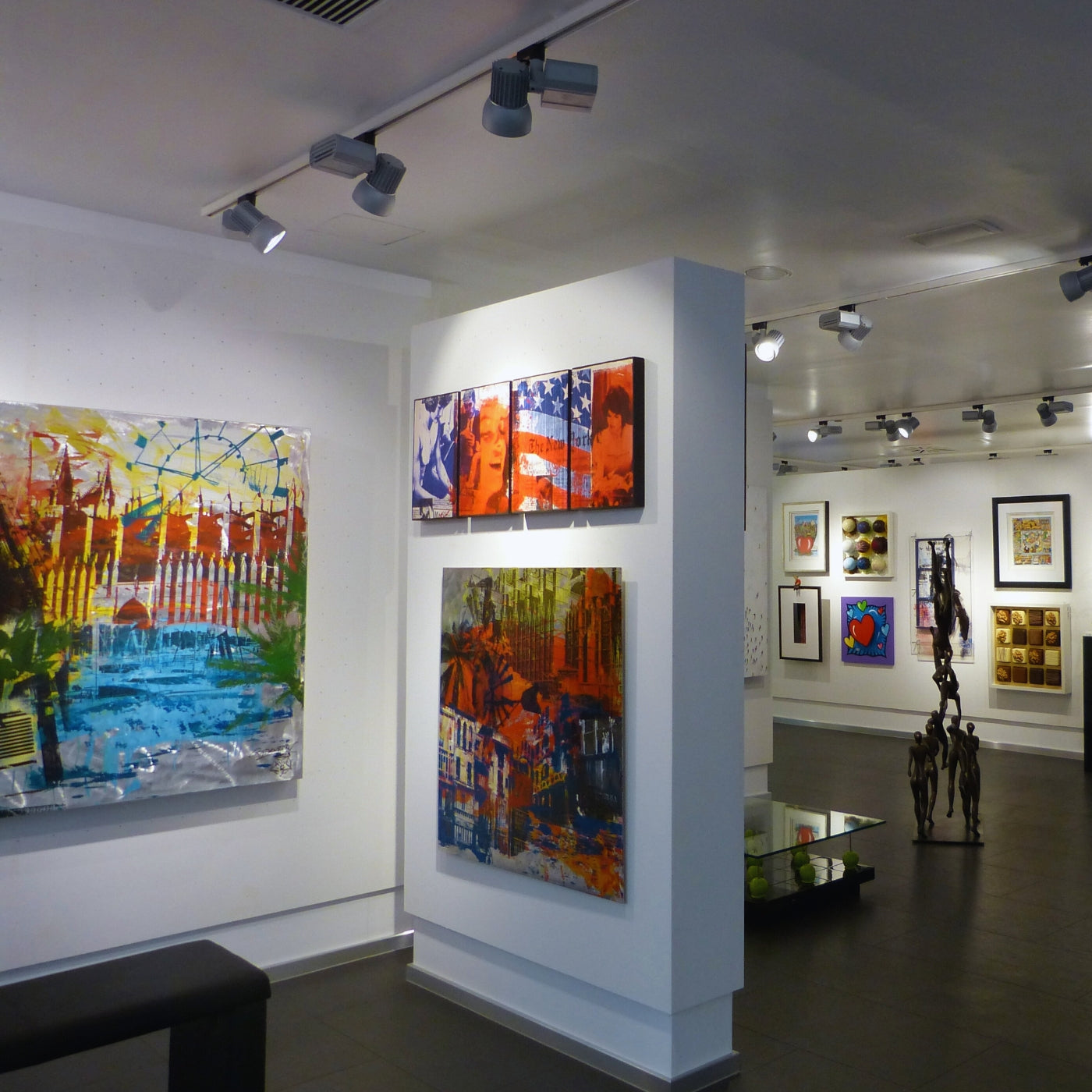 Innenansicht einer lebendigen, zeitgenössischen Kunstgalerie mit einer vielfältigen Sammlung abstrakter und figurativer Gemälde, die den Fokus auf weibliche Künstlerinnen legt. ARTSPACER Online-Galerie.