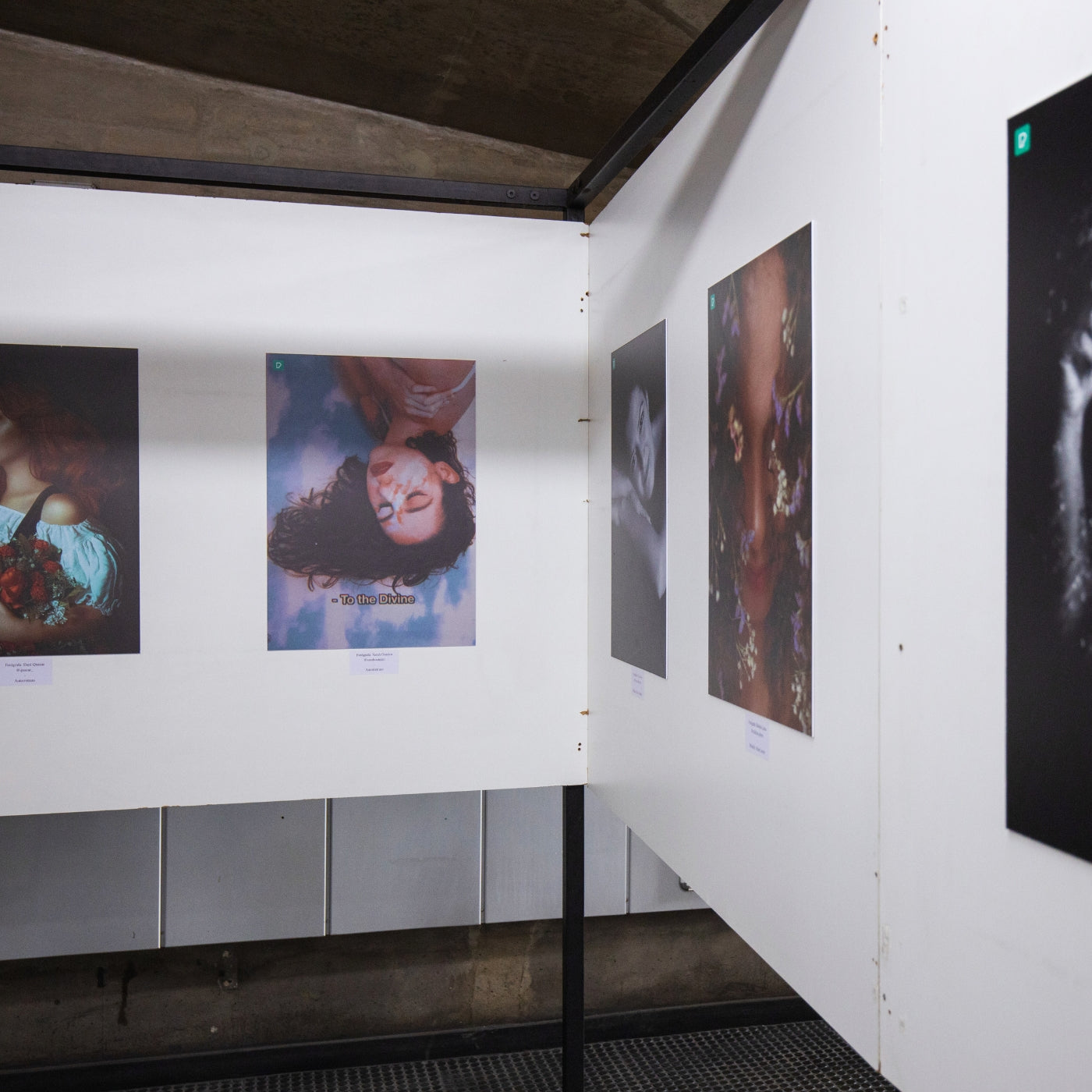 Ausstellungsansicht bei ARTSPACER mit drei Kunstwerken; das zentrale Stück zeigt ein Nahaufnahme-Porträt mit lebendiger Gesichtsbemalung, flankiert von zwei weiteren Werken in einer modernen Galerie mit industriellen Elementen.