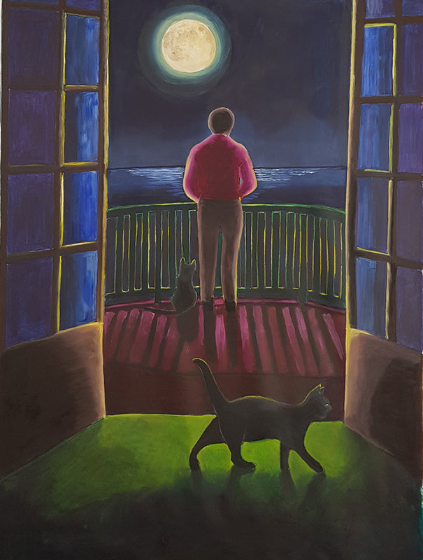 Claudia Birkheuer, 'Nachts sind alle Katzen grau' (ARTSPACER): Ein stimmungsvolles Nachtbild in dunklen Blautönen, das von einem Innenraum auf einen Balkon blickt. Eine einzelne Person in einem pinkfarbenen Oberteil und hellen Hosen steht mit dem Rücken zum Betrachter auf dem rotbraunen Balkon und schaut auf ein dunkles Gewässer unter einem hellen Vollmond. Zwei dunkle Katzen sind ebenfalls auf dem Balkon zu sehen. 