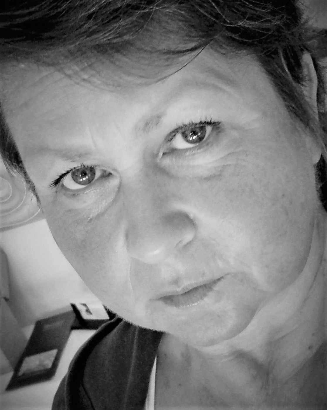 Portrait einer Künstlerin in schwarz weiß