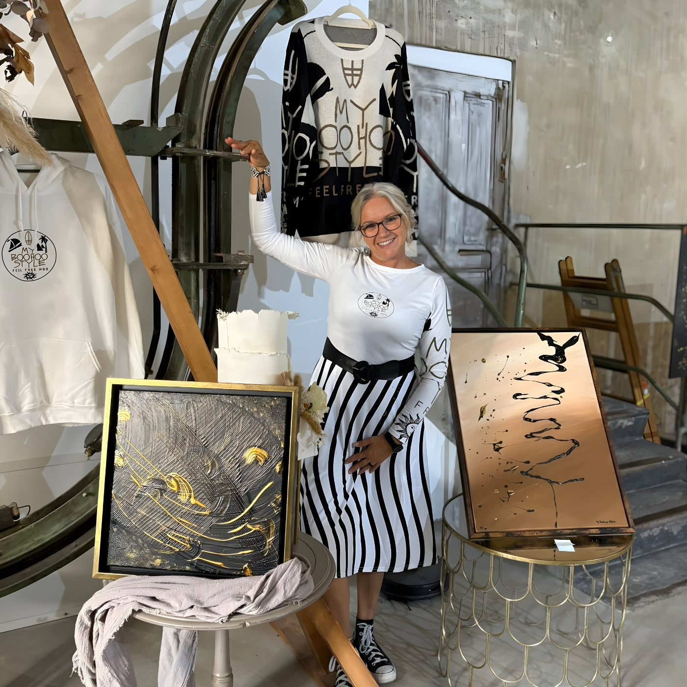 Künstlerin Sandra Conrad aus Sprockhövel zwischen ihren Kunstwerken stehend.