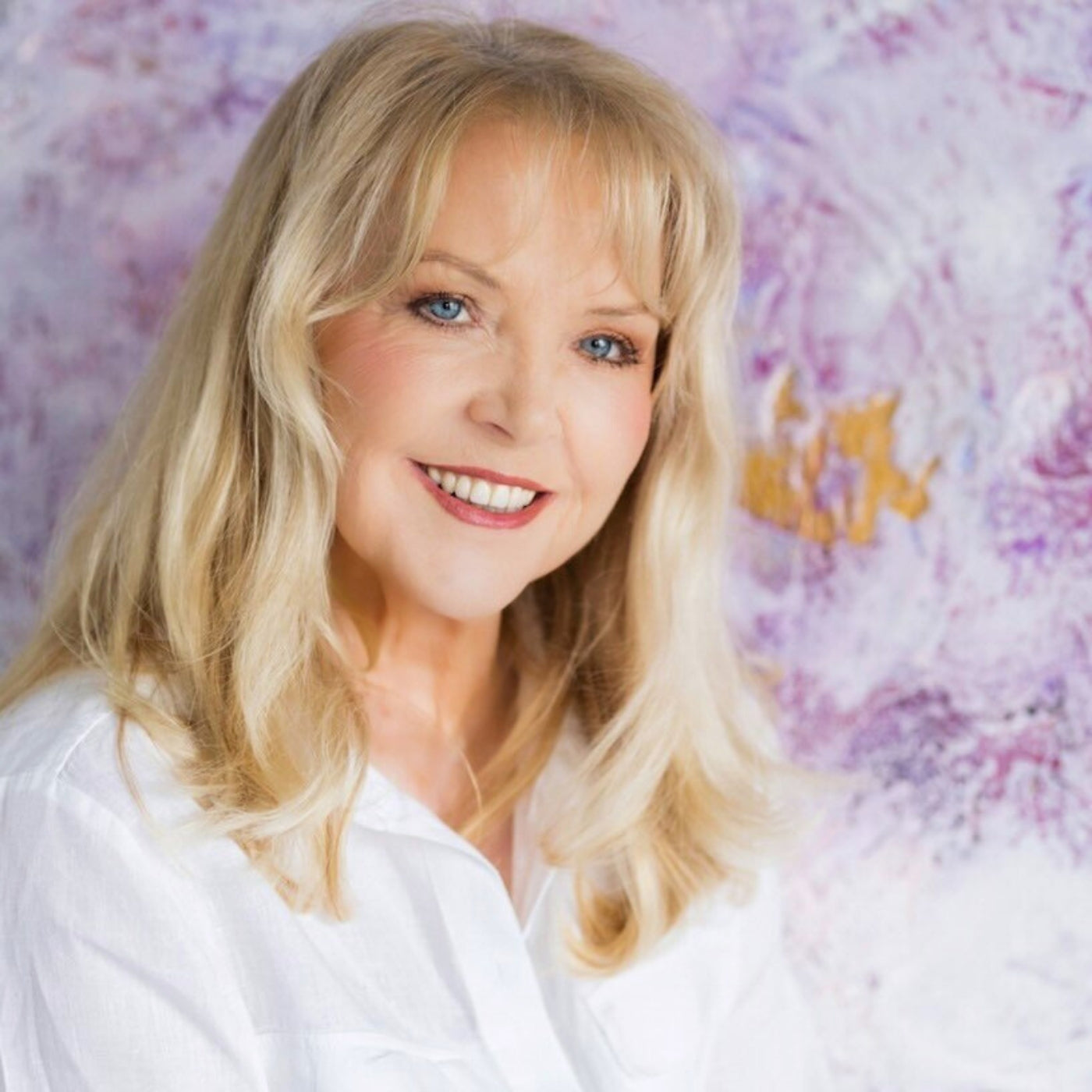 Porträt der Künstlerin Sigrid Bautze-Klinder mit verdecktem Gesicht vor einem abstrakten lila-weißen Hintergrund, das moderne Weiblichkeit darstellt. ARTSPACER