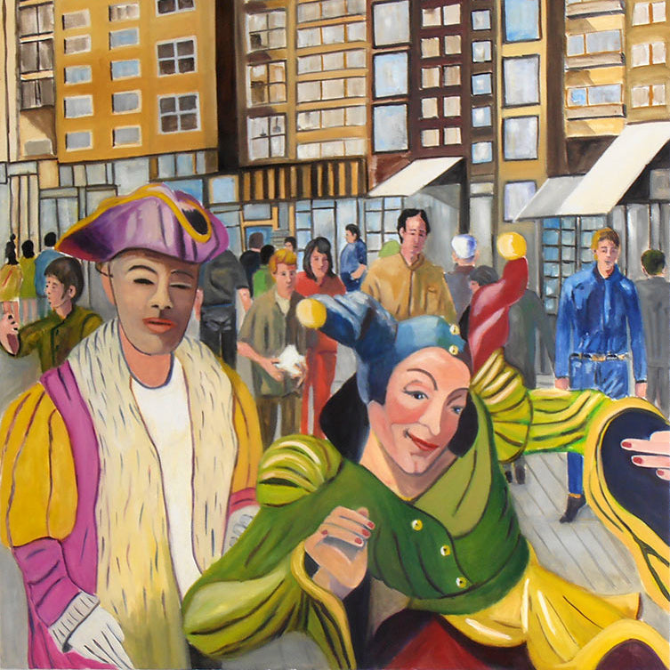 Claudia Birkheuer, 'Vorsicht vor fremden Gaucklern' (ARTSPACER): Ein lebhaftes Gemälde, das zwei auffällig gekleidete, fast maskenhaft wirkende Figuren im Vordergrund zeigt. Links ein Mann mit einem lila-gelben Narrenhut und einer hellen Maske. Rechts eine Frau in einem grün-gelb-roten Harlekin-Kostüm mit einer blau-gelben Narrenkappe. Im Hintergrund eine belebte städtische Szene mit unscharfen Passanten und Gebäuden.