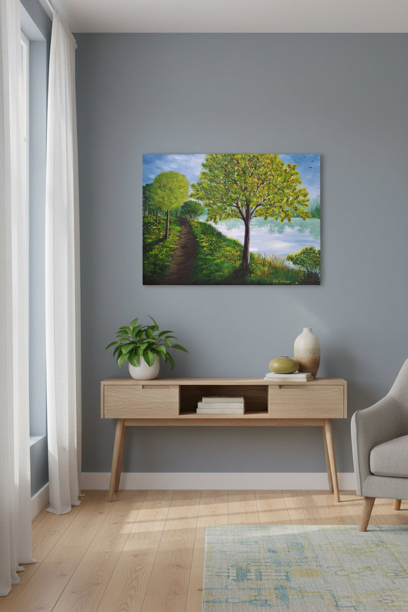 Gemälde "Am See" von Lisa Tahar. Öl auf Leinwand, 50x70 cm. Zeigt eine Seenlandschaft mit Bäumen, einem Pfad und dem spiegelnden Wasser des Sees.