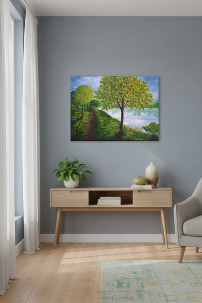 Gemälde "Am See" von Lisa Tahar. Öl auf Leinwand, 50x70 cm. Zeigt eine Seenlandschaft mit Bäumen, einem Pfad und dem spiegelnden Wasser des Sees.