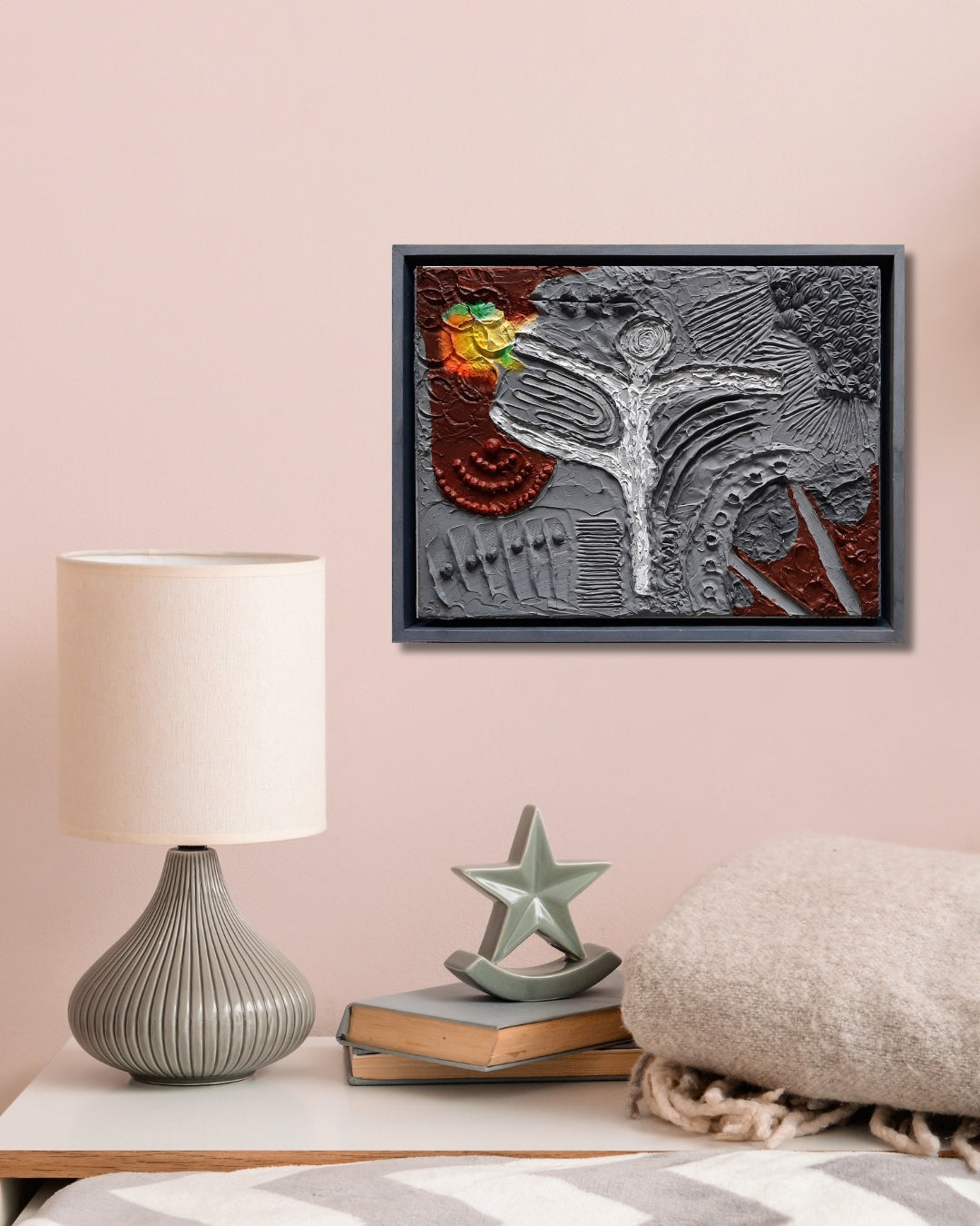 Amos Plaut, 'Earth's crust_02', Acryl auf Leinwand, 30x40 cm: Abstraktes Gemälde mit reliefartiger, weißer zentraler Figur, umgeben von Grautönen, roten und gelben Akzenten.