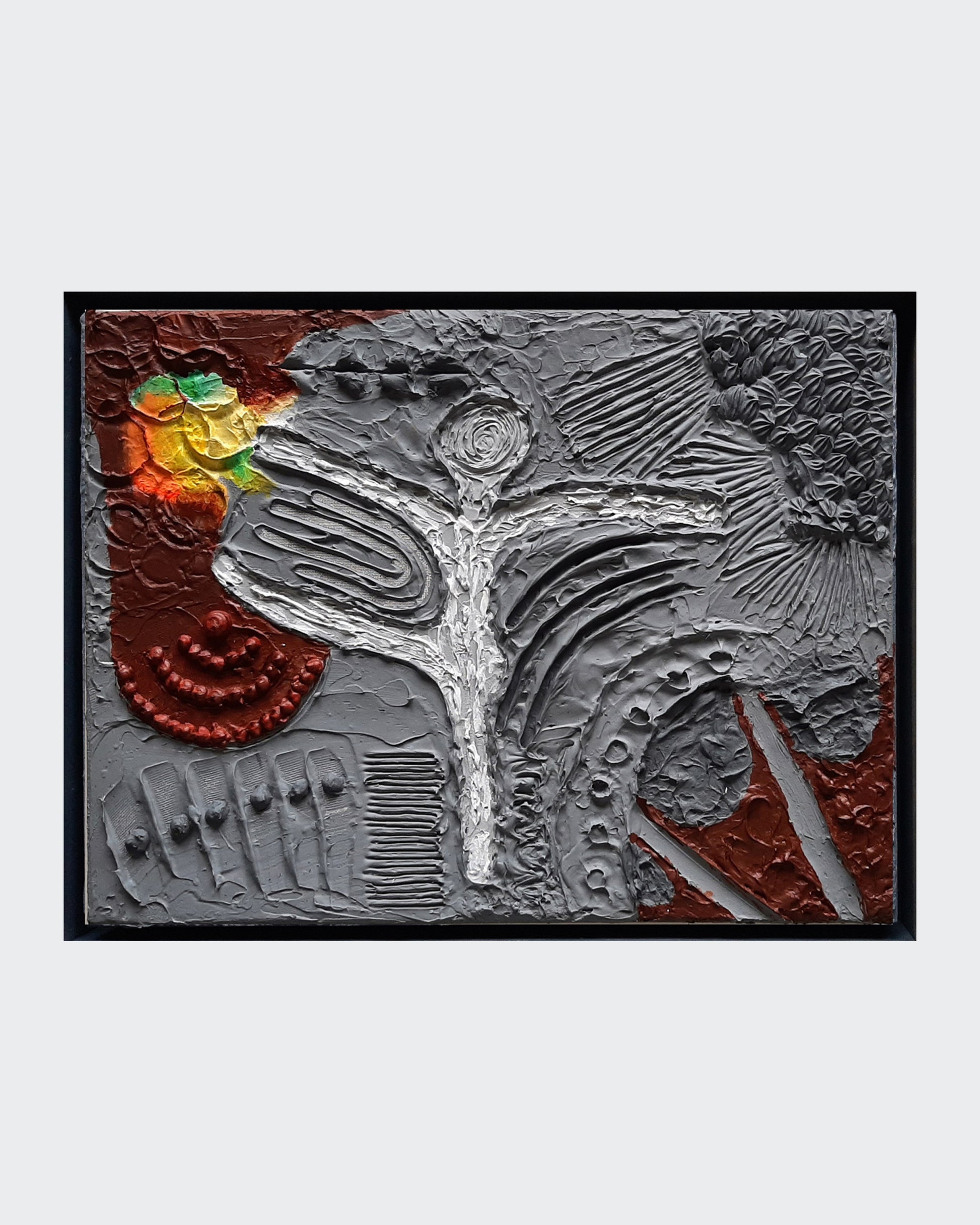 Amos Plaut, 'Earth's crust_02', Acryl auf Leinwand, 30x40 cm: Abstraktes Gemälde mit reliefartiger, weißer zentraler Figur, umgeben von Grautönen, roten und gelben Akzenten.