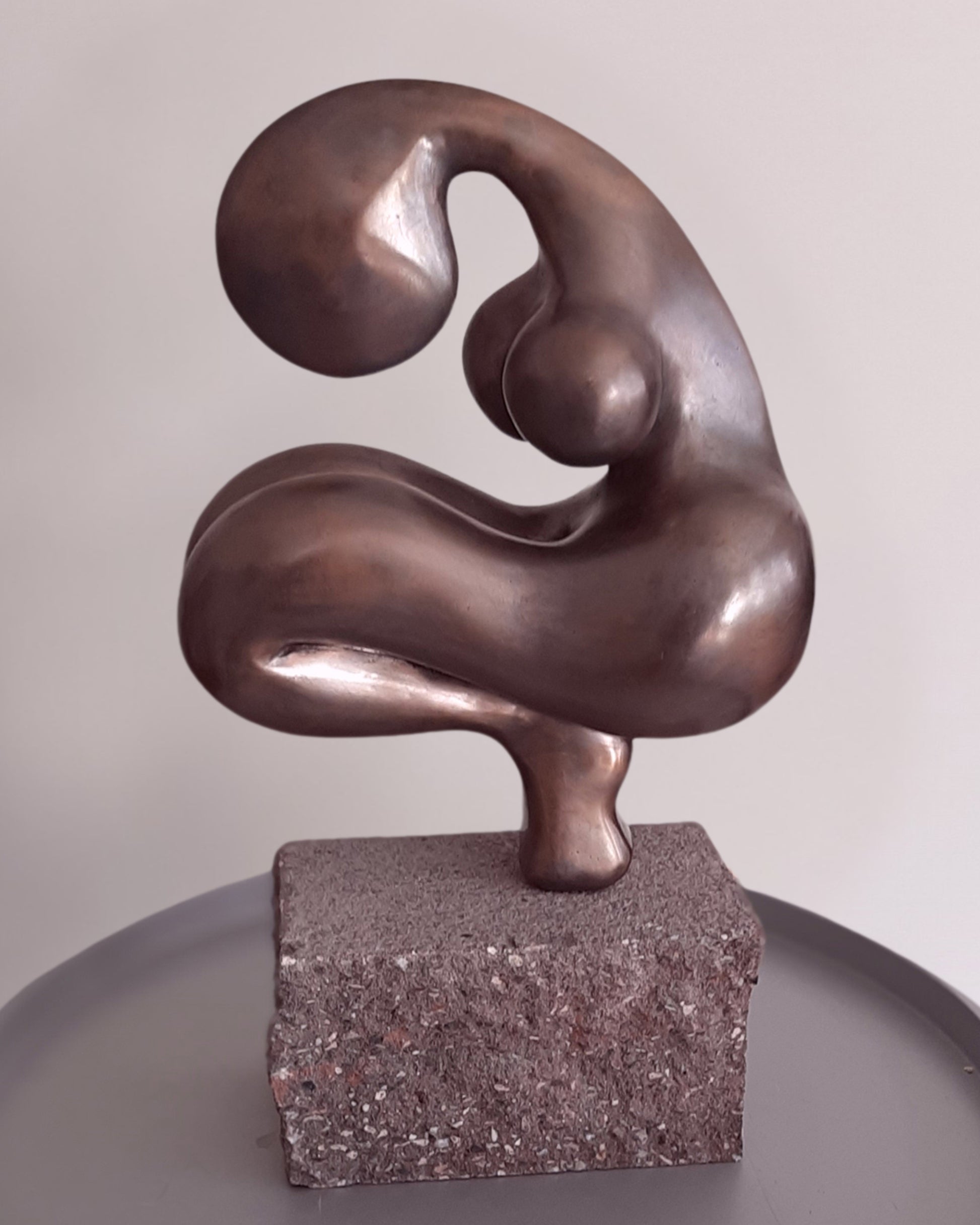 Bronze patinierte Skulptur 'Neris' von Amos Plaut. Abstrakte, organische Form auf einem rechteckigen Steinsockel. Höhe 26 cm.