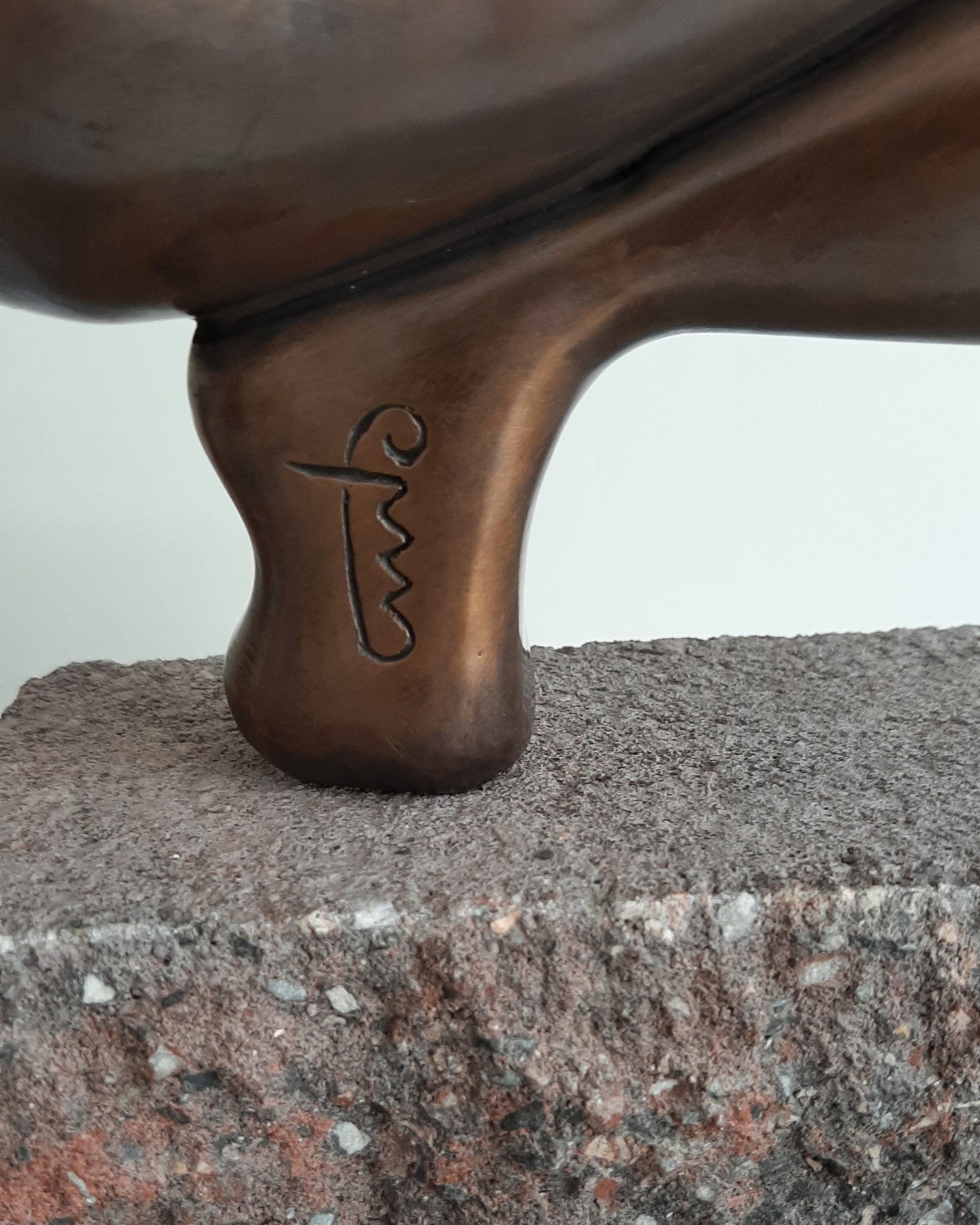 Bronze patinierte Skulptur 'Neris' von Amos Plaut. Abstrakte, organische Form auf einem rechteckigen Steinsockel. Höhe 26 cm.