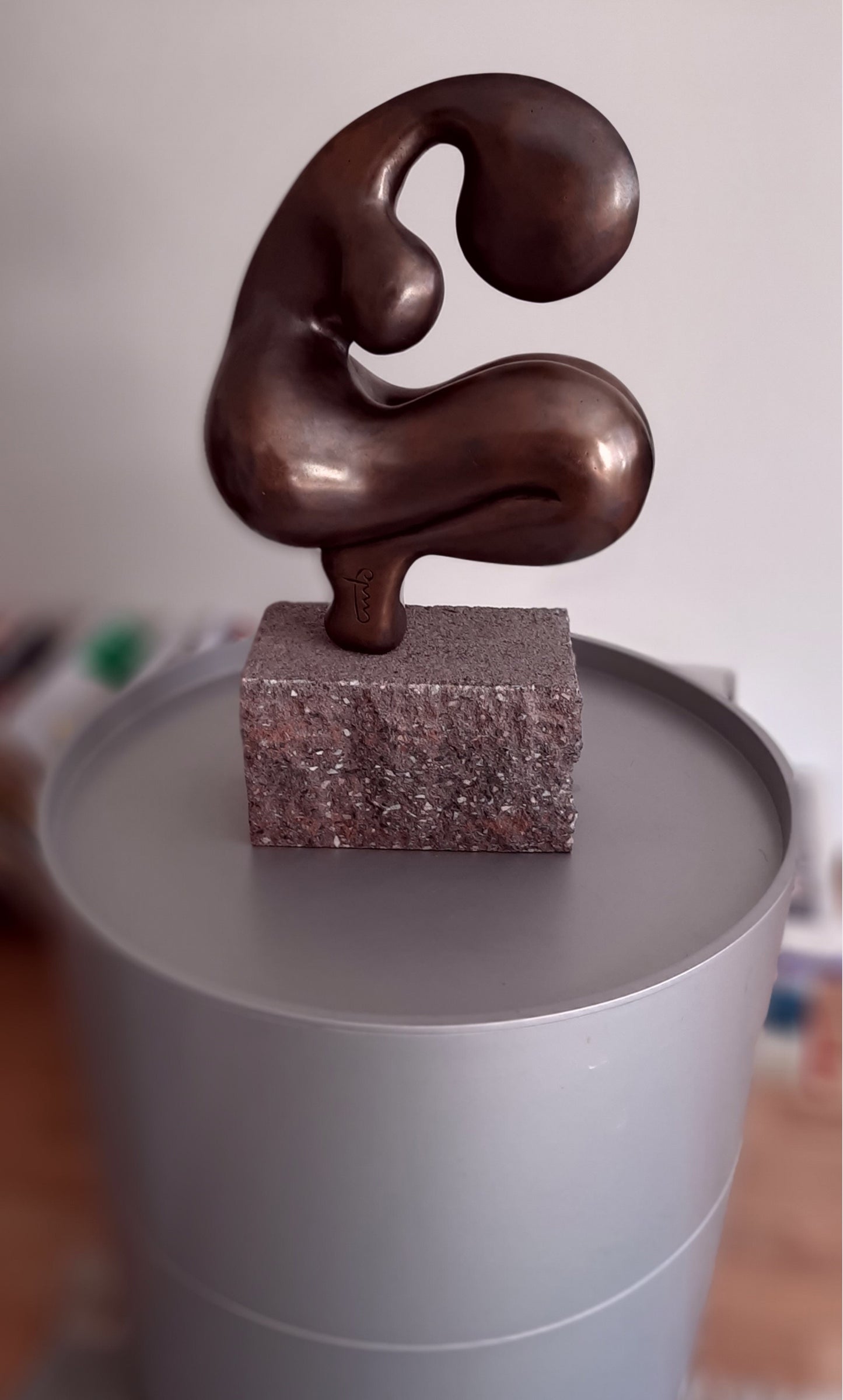 Bronze patinierte Skulptur 'Neris' von Amos Plaut. Abstrakte, organische Form auf einem rechteckigen Steinsockel. Höhe 26 cm.