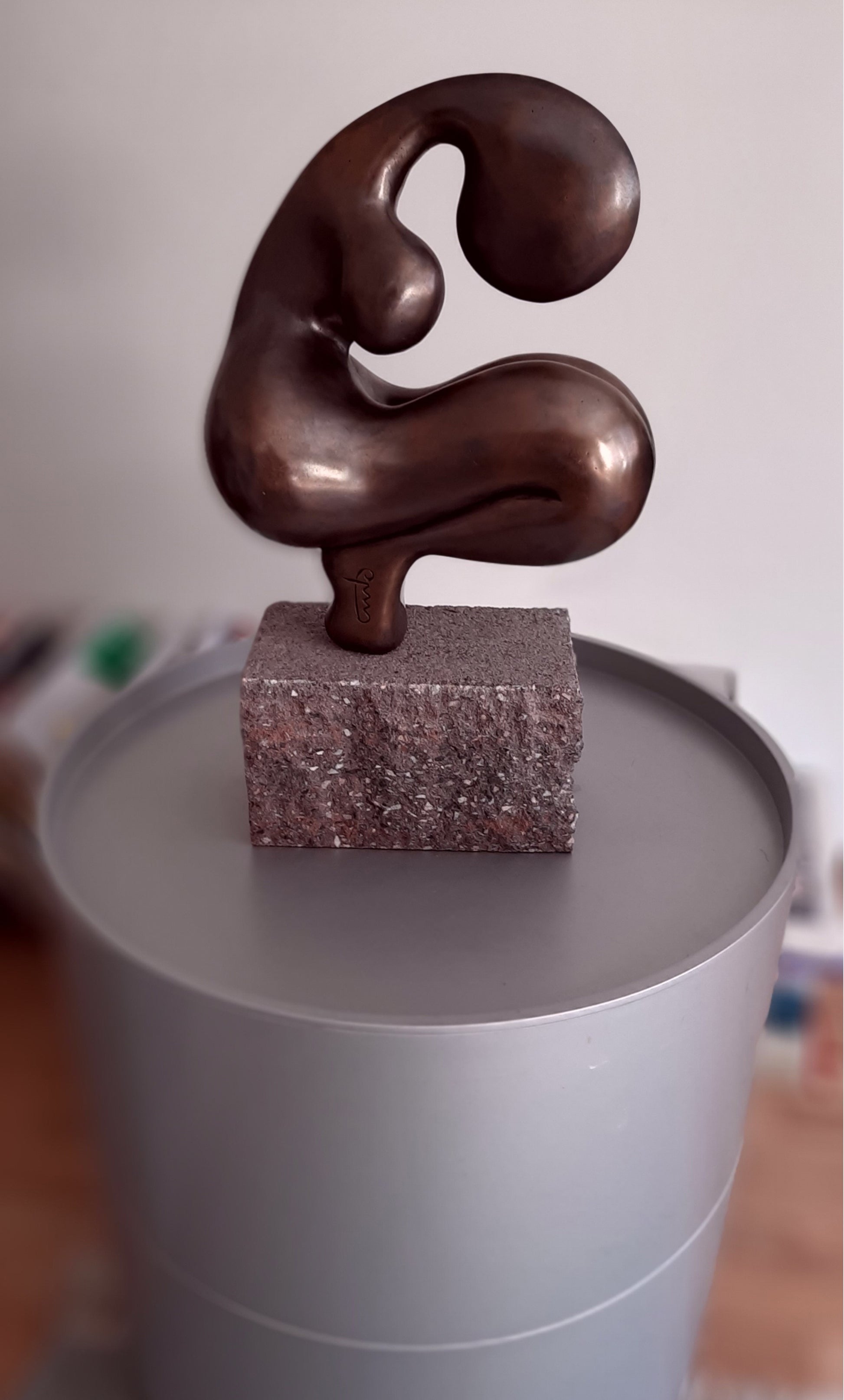 Bronze patinierte Skulptur 'Neris' von Amos Plaut. Abstrakte, organische Form auf einem rechteckigen Steinsockel. Höhe 26 cm.