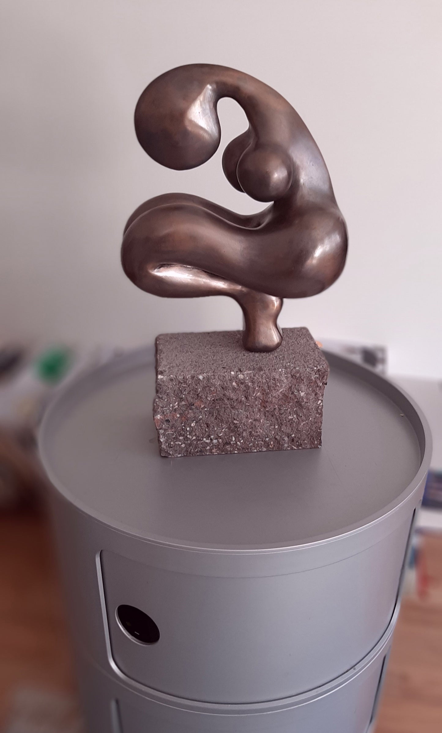 Bronze patinierte Skulptur 'Neris' von Amos Plaut. Abstrakte, organische Form auf einem rechteckigen Steinsockel. Höhe 26 cm.