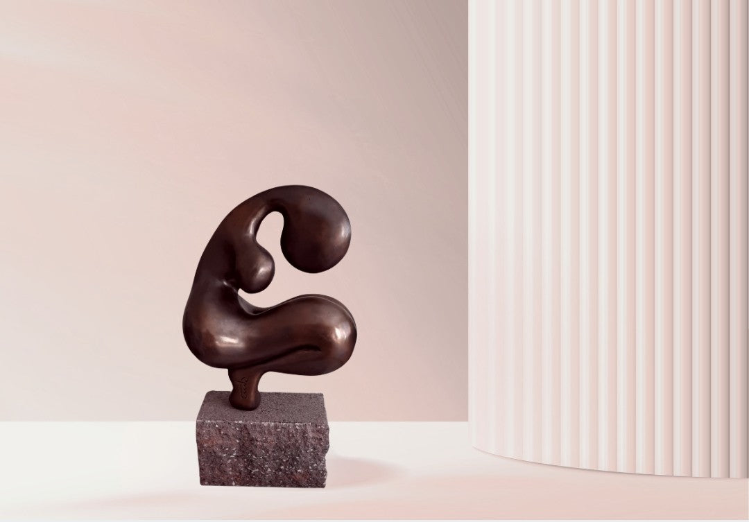 Bronze patinierte Skulptur 'Neris' von Amos Plaut. Abstrakte, organische Form auf einem rechteckigen Steinsockel. Höhe 26 cm.