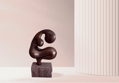 Bronze patinierte Skulptur 'Neris' von Amos Plaut. Abstrakte, organische Form auf einem rechteckigen Steinsockel. Höhe 26 cm.