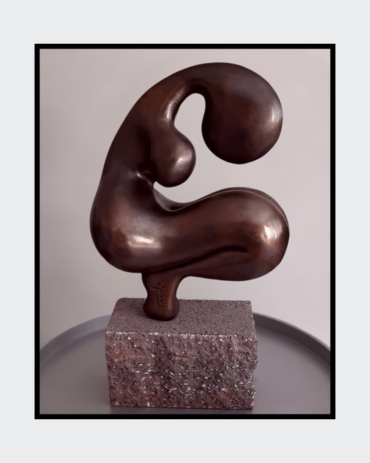 Bronze patinierte Skulptur 'Neris' von Amos Plaut. Abstrakte, organische Form auf einem rechteckigen Steinsockel. Höhe 26 cm.