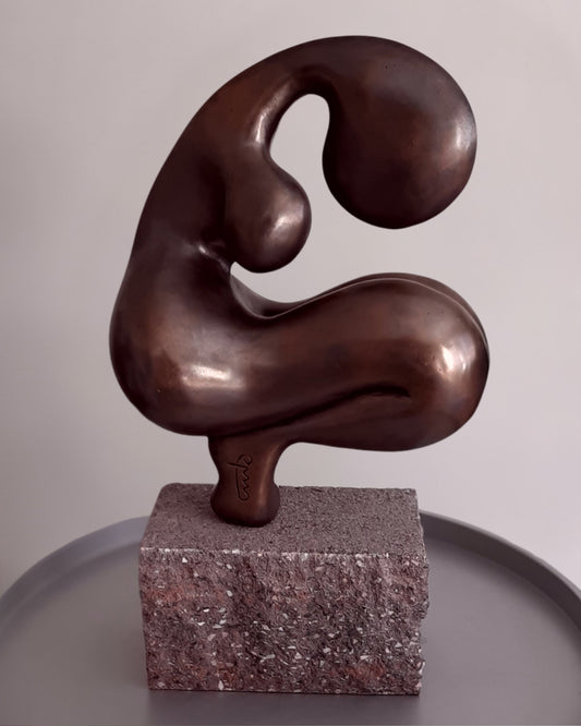 Bronze patinierte Skulptur 'Neris' von Amos Plaut. Abstrakte, organische Form auf einem rechteckigen Steinsockel. Höhe 26 cm.