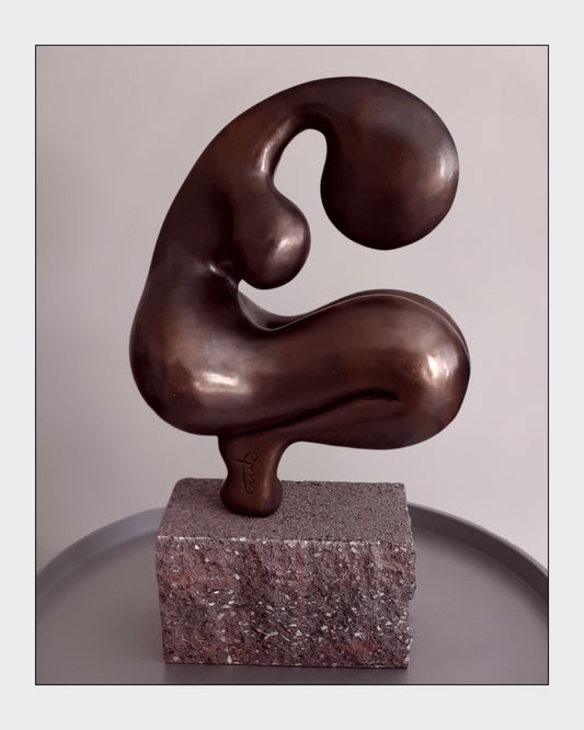 Bronze patinierte Skulptur 'Neris' von Amos Plaut. Abstrakte, organische Form auf einem rechteckigen Steinsockel. Höhe 26 cm.