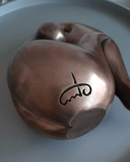 Bronze patinierte Skulptur 'Nora' von Amos Plaut. Abstrakte, organische Form mit sanften Rundungen. Höhe 24 cm.