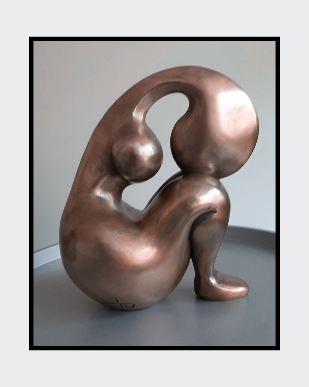 Bronze patinierte Skulptur 'Nora' von Amos Plaut. Abstrakte, organische Form mit sanften Rundungen. Höhe 24 cm.