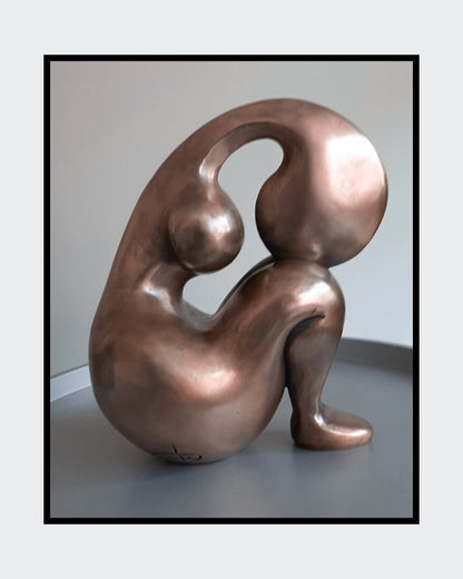 Bronze patinierte Skulptur 'Nora' von Amos Plaut. Abstrakte, organische Form mit sanften Rundungen. Höhe 24 cm.