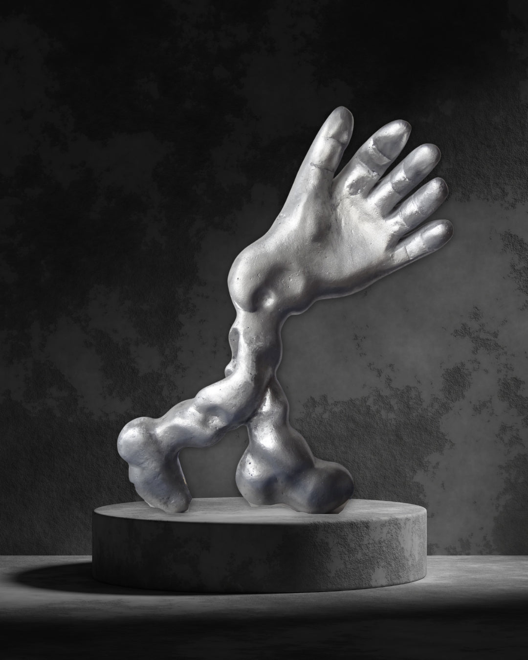 Aluminiumskulptur 'Salute' von Amos Plaut. Abstrakte Darstellung einer Hand und eines Arms, ruhend auf einer rechteckigen Basis. Höhe 41 cm.