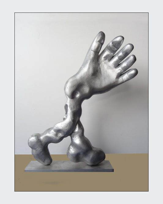 Aluminiumskulptur 'Salute' von Amos Plaut. Abstrakte Darstellung einer Hand und eines Arms, ruhend auf einer rechteckigen Basis. Höhe 41 cm.