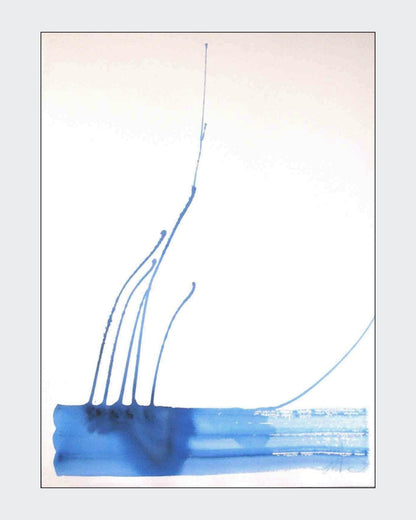 Abstrakte Papierarbeit „Water Blues 3“ von Amos Plaut mit freien blauen Farbfeldern, fließenden Übergängen und großzügigem hellem Bildraum.