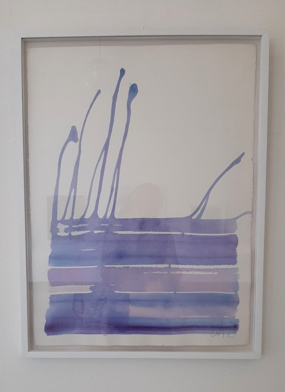 Abstraktes Werk „Water Blues 6“ von Amos Plaut mit fließenden blauen Acrylspuren und transparenten Überlagerungen auf Büttenpapier.