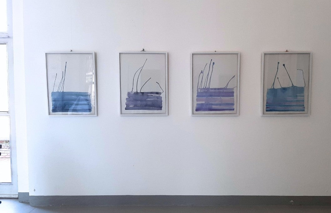 Abstrakte Werke aus der Serie „Water Blues“ von Amos Plaut mit fließenden blauen Farbformen auf hellem Büttenpapier.