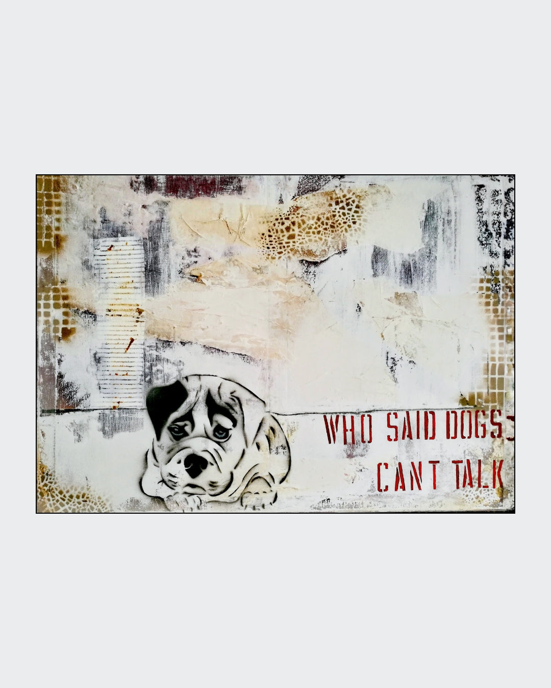 Angelika Wesener: Mixed Media Kunstwerk "Dogs can talk". Bulldog-Stencil und roter Text auf Grunge-Hintergrund, 50x60 cm.
