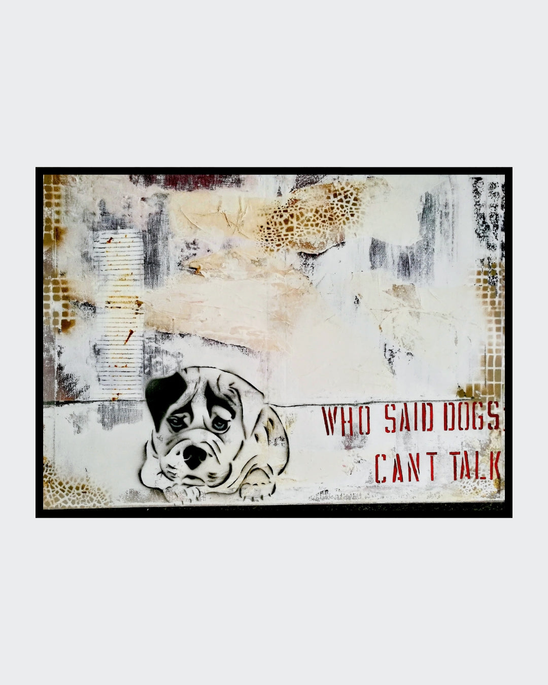 Angelika Wesener: Mixed Media Kunstwerk "Dogs can talk". Bulldog-Stencil und roter Text auf Grunge-Hintergrund, 50x60 cm.